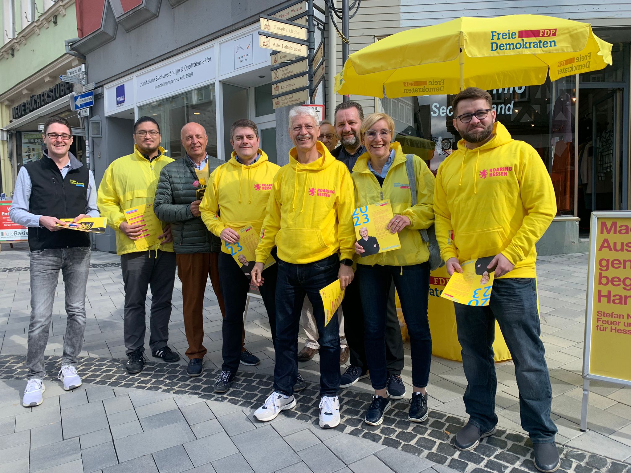 Wahlkämpfer der FDP Sachsen um Dr. Anita Maaß an einem Stand in Wetzlar/Hessen